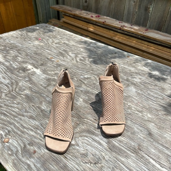 Vince Camuto Women's Katnina Booties - Size 4 - Picture 4 of 10